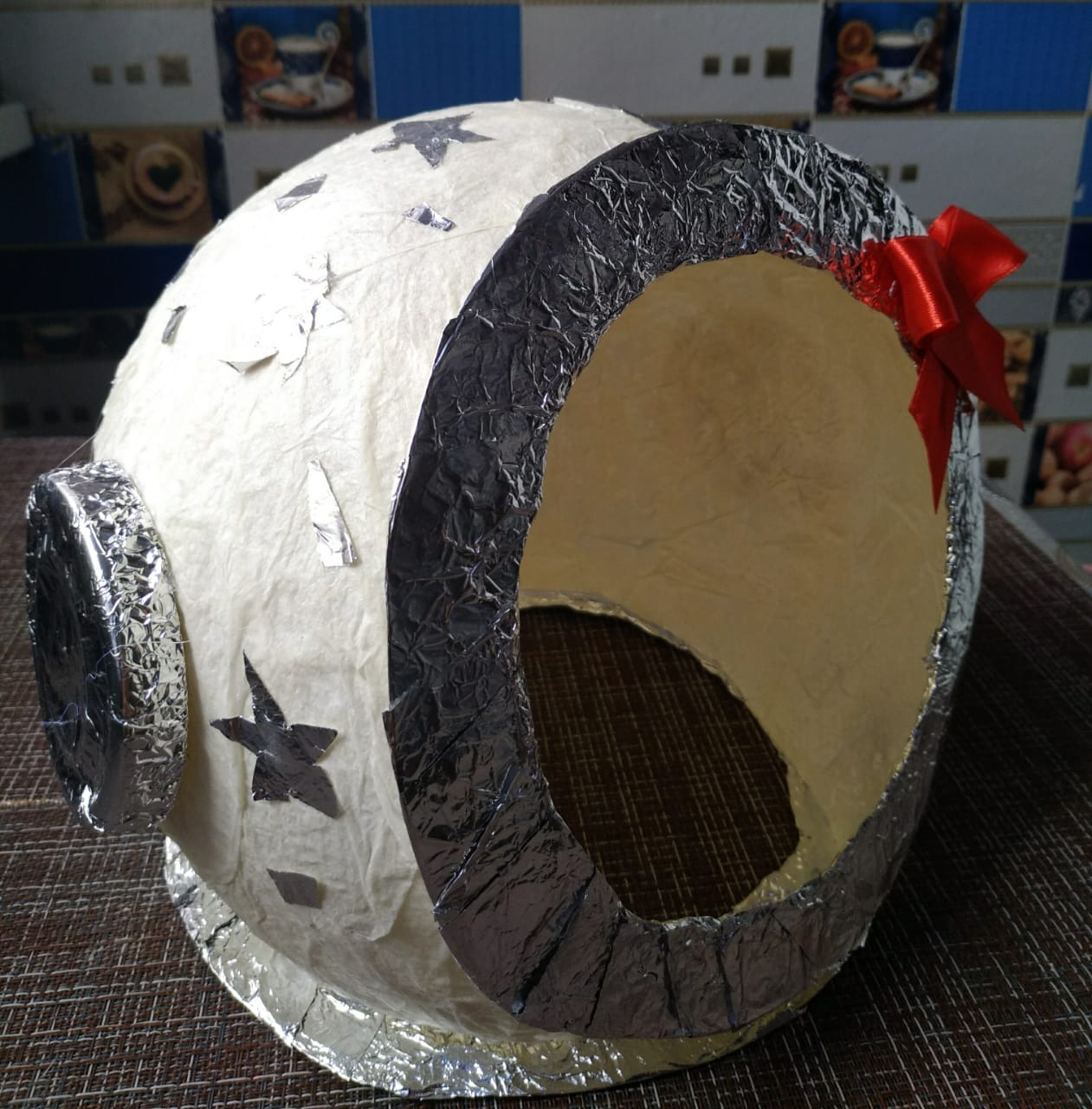 Шлем космонавта из папье маше. Космический шлем поделка. Шлем Космонавта поделка. Поделка шлем Космонавта для детей. Шлем Космонавта из подручных материалов.
