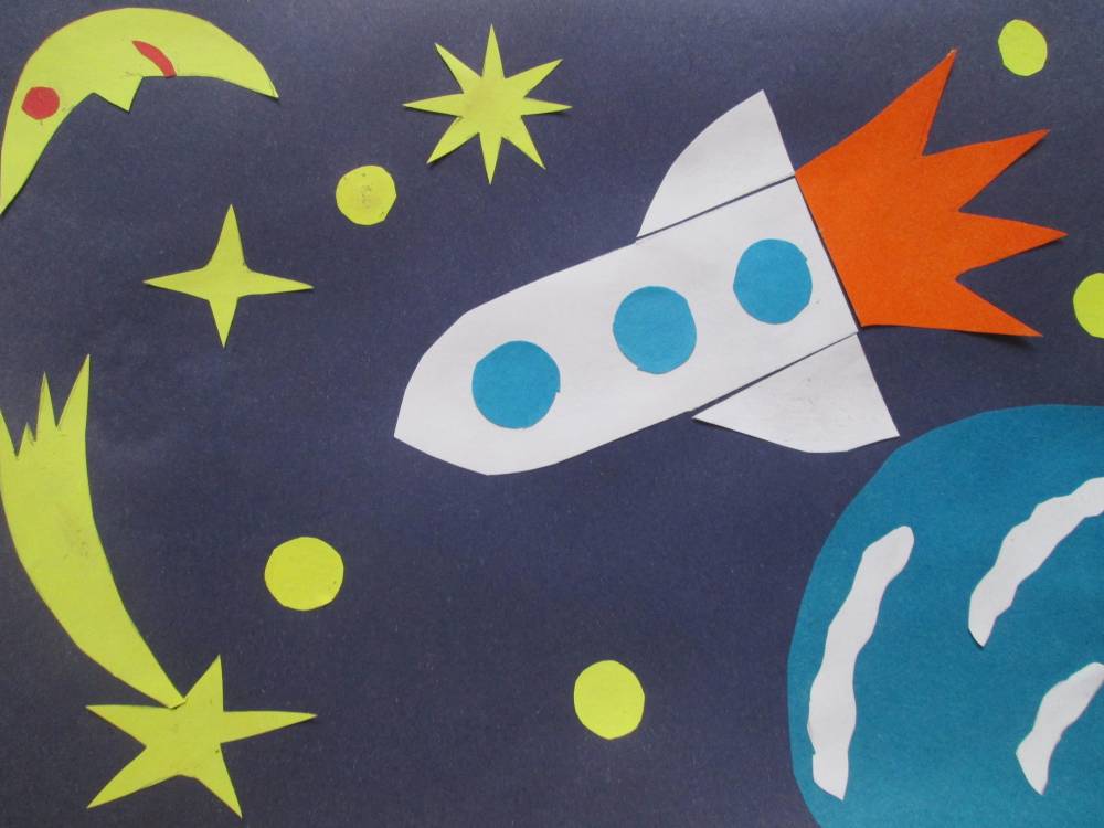 Поделки день космонавтики в детском саду старшая. Ракеты и кометы аппликация в средней группе Лыкова. Аппликация космос для детей. Поделки на космическую тему. Аппликация ко Дню космонавтики.
