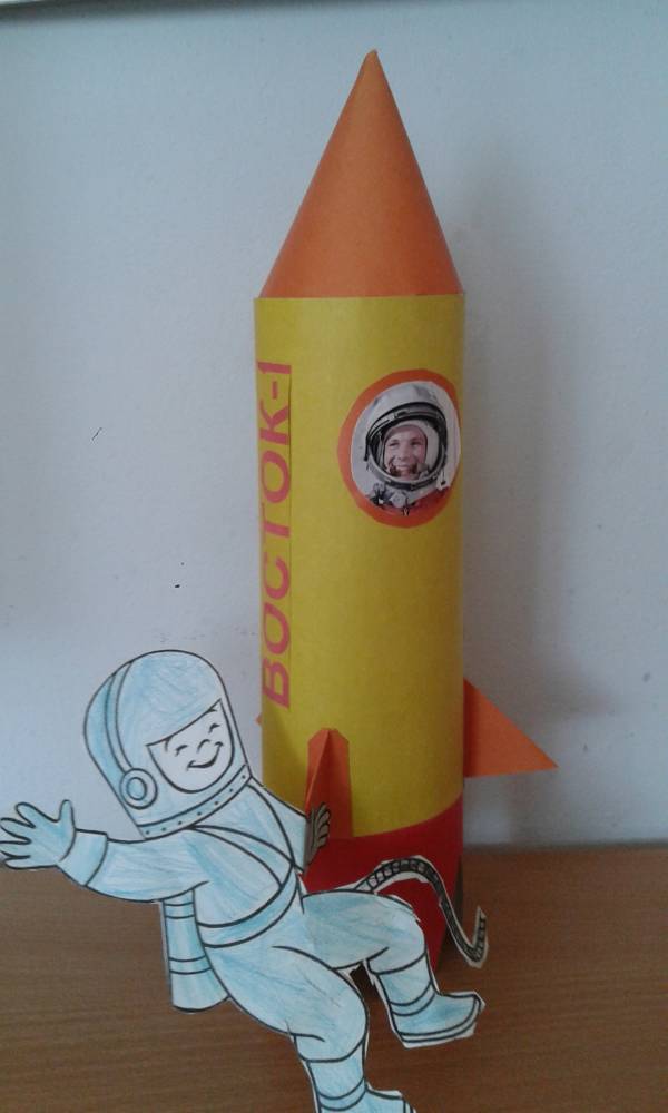 Космонавт поделка своими руками. Поделка космонавт. Космонавт поделка в садик. Ракета с космонавтом поделка.