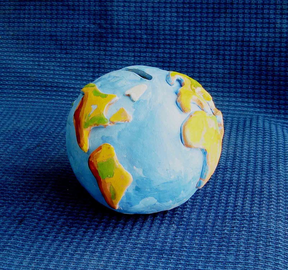 Из чего можно сделать шар землю. Земля из пластилина. Планета земля из пластилина. Модель планеты земля из пластилина. Макет планеты земля из пластилина.