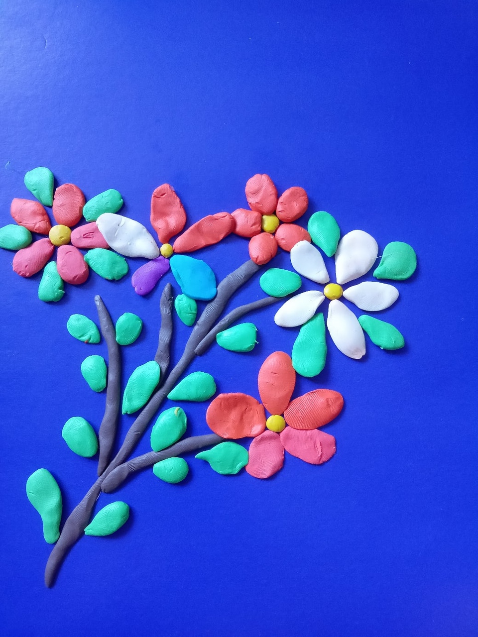 Цветочки из воздушного пластилина. Поделка цветы. Цветы из пластилина. Поделки цветы из разных материалов. Цветы из пластилина для детей.